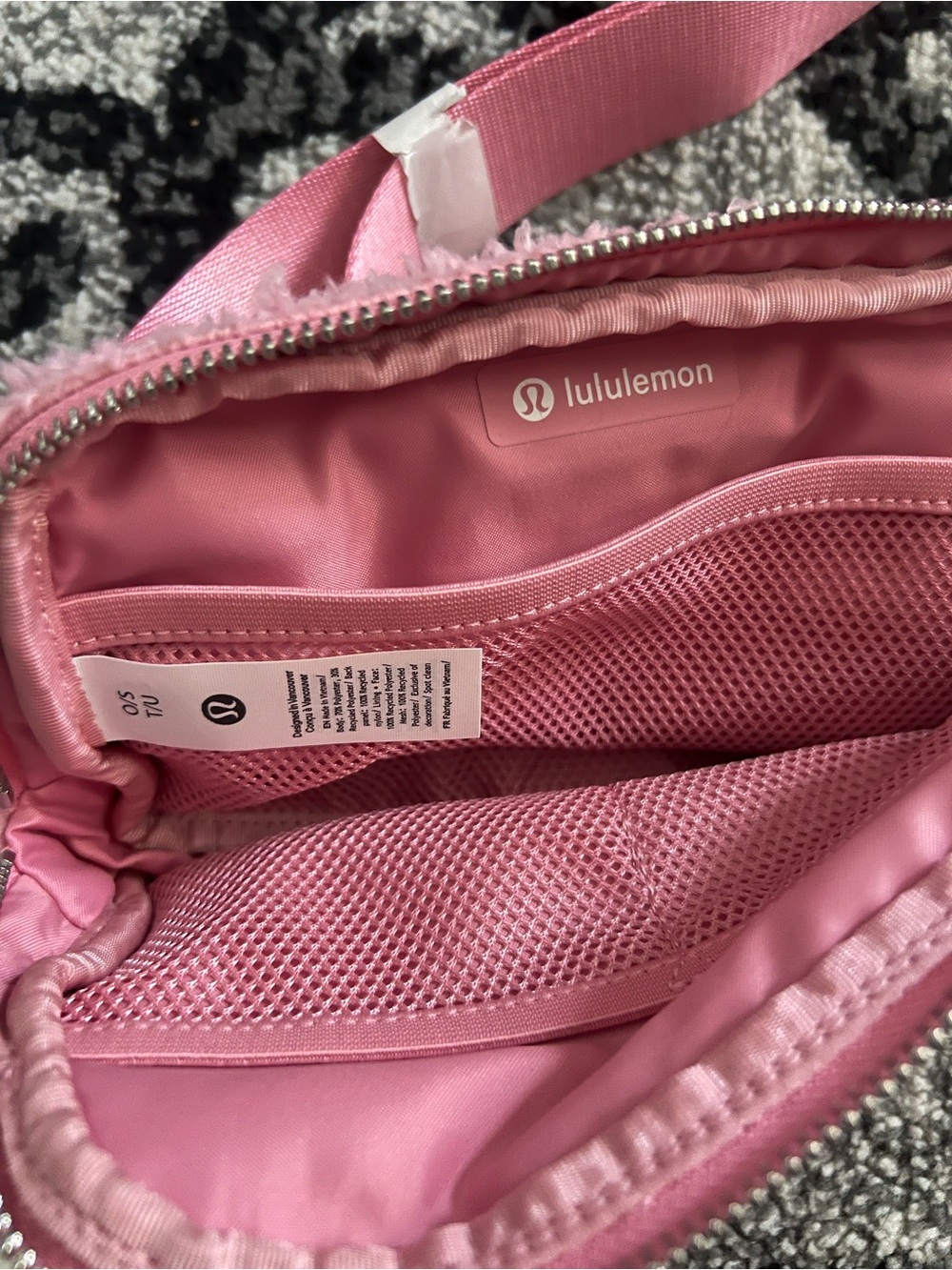 NWT Lululemon Everywhere Belt Bag Fleece Color: Pink Tide / Silver - Picture 5 of 6